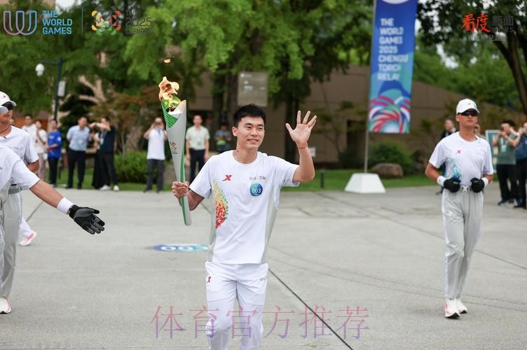 青春之火闪耀三星堆!胡荷韬传递成都世运会“竹梦”火炬! 青春之火闪耀三星堆!胡荷韬传递成都世运会“竹梦”火炬!